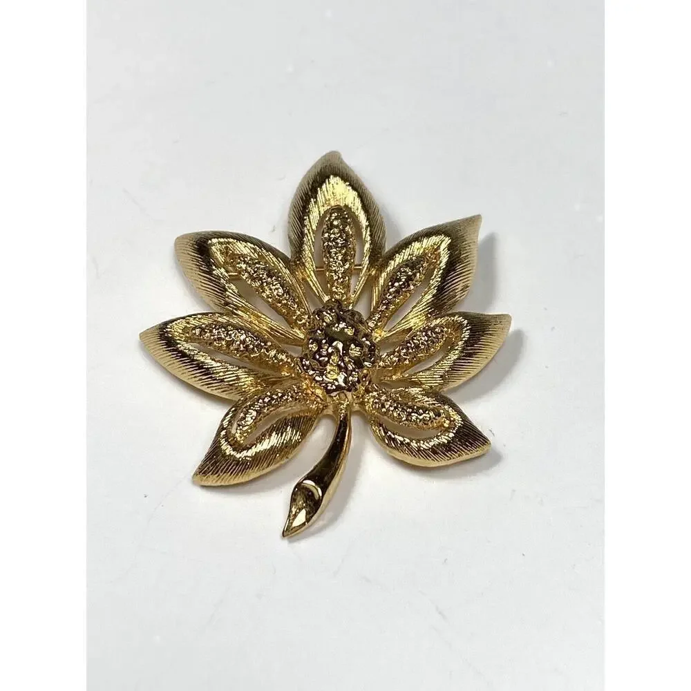 Monet brooch leaf